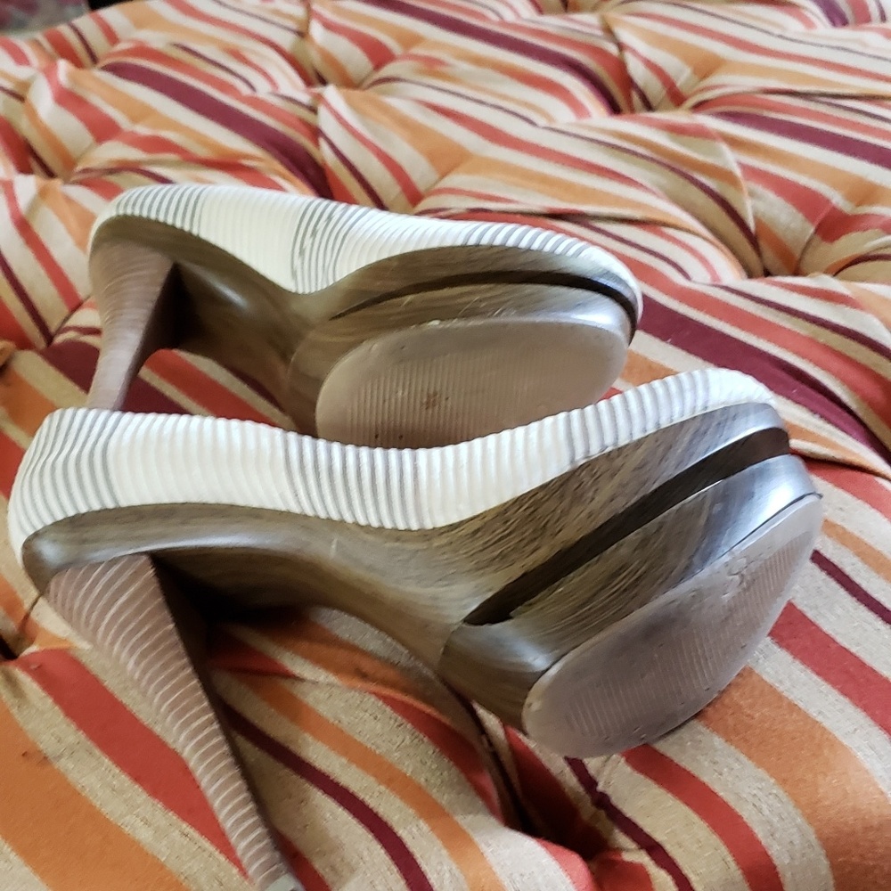 JESSICA SIMPSON SHOES. - Picture 3 of 3